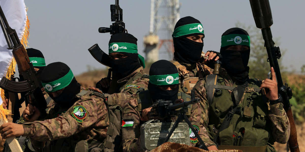 Hamas disuelve sus órganos de dirección en Gaza, allanando el camino para una transición Hombres con armas vestidos de militar, con la cara cubierta por un pasamontañas negra y en sus frentes una cinta negra con el logo de Hamás.