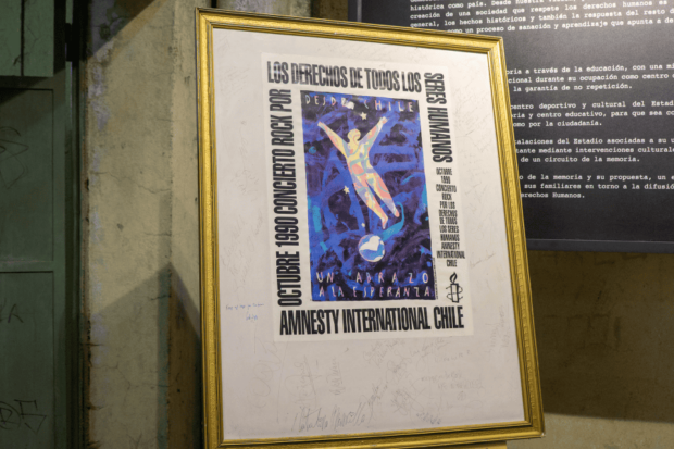 Inauguran placa conmemorativa en el Estadio Nacional por los 35 años del concierto de Amnistía 