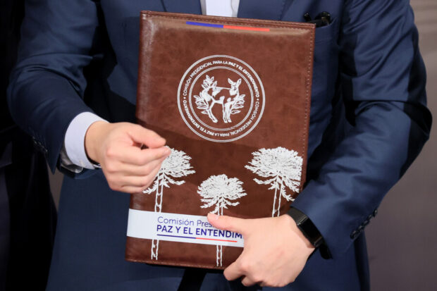 Carpeta con el informe de la Comisión para la Paz y el Entendimiento