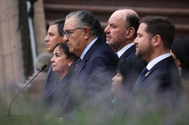 Senador y excopresidente de la Comisión para la Paz y el Entendimiento, Francisco Huenchumilla (DC), junto a otros integrantes de la instancia.