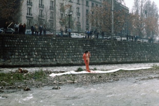Performance La sangre, el río y el cuerpo, Río Mapocho, Santiago, Chile, 1990. Documentación fotográfica: Verónica Soto