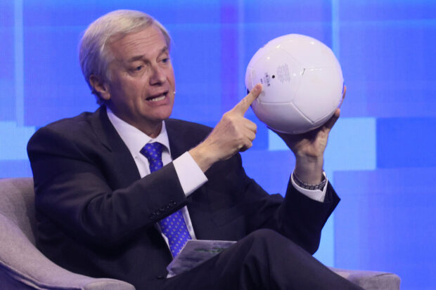 El candidato presidencial del Partido Republicano, José Antonio Kast, con un balón de futbol en la mano.