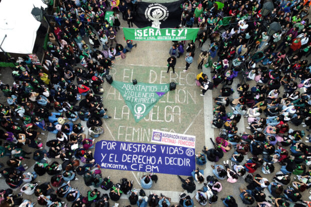 En el marco del Dia de Acción Global por el Aborto Legal y Seguro, organizaciones feministas realizan pañuelo en el Paseo Bulnes. Javier Salvo/Aton Chile