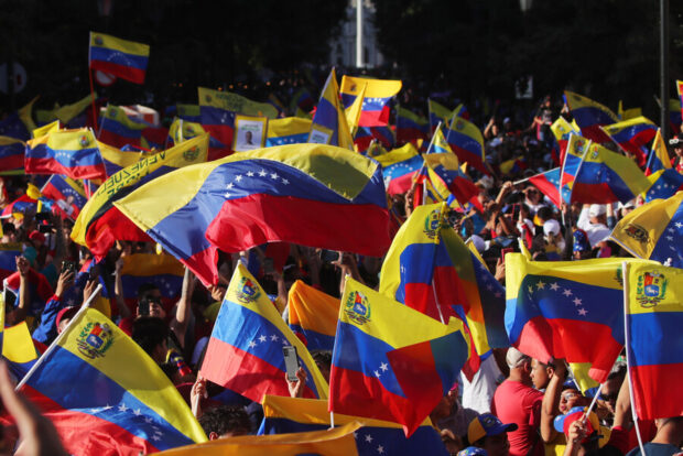 Venezolanos realizan una manifestacion en Parque Almagro con Paseo Bulnes centro de Santiago, contra un nuevo periodo de Nicolas Maduro en el Gobierno venezolano.