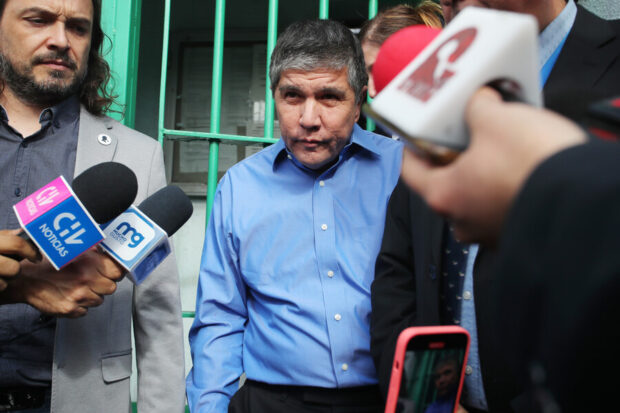 Manuel Monsalve sale del recinto penitenciario Capitán Yáber, rodeado de periodistas, tras recibir arresto domiciliario por decisión de la Corte de Apelaciones.
