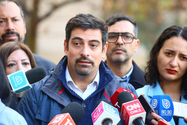 Punto de prensa de Mauro Tamayo, en la foto está rodeado de micrófonos.