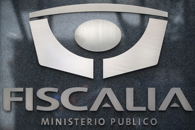 Placa plateada con el logo de Fiscalía.