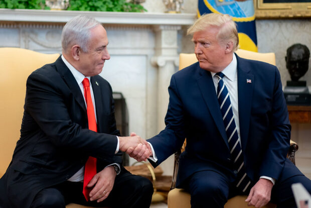 Primer ministro de Israel, Benjamín Netanyahu, y el presidente de Estados Unidos, Donald Trump, se saludan de manos.