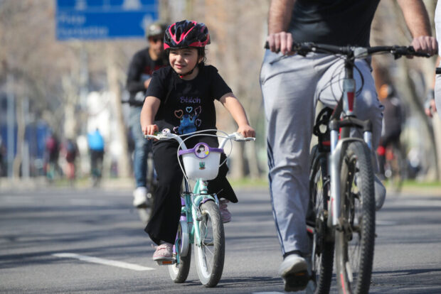 Niña en bicicleta.
