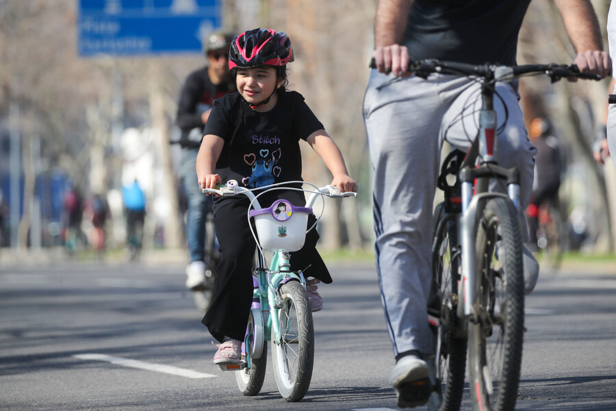 Celebrar el Día del Niño: deudas pendientes… ¿y las niñas qué? Niña en bicicleta.
