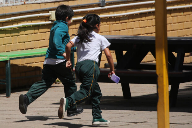 Niños jugando en el colegio.
