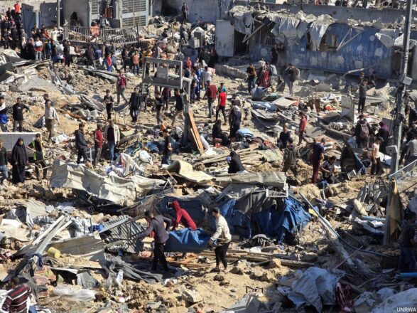 Palestinos desplazados recorren los escombros en búsqueda de sobrevivientes y los cuerpos de sus seres queridos, luego de un bombardeo israelí en Rafah, Franja de Gaza. Vía X @antonioguterres 16/05/2025