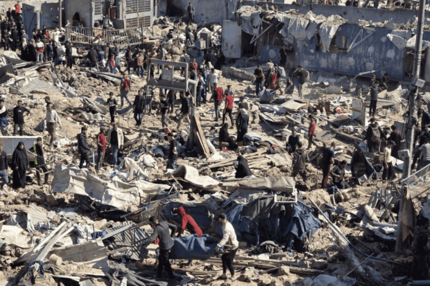 Palestinos desplazados recorren los escombros en búsqueda de sobrevivientes y los cuerpos de sus seres queridos, luego de un bombardeo israelí en Rafah, Franja de Gaza.