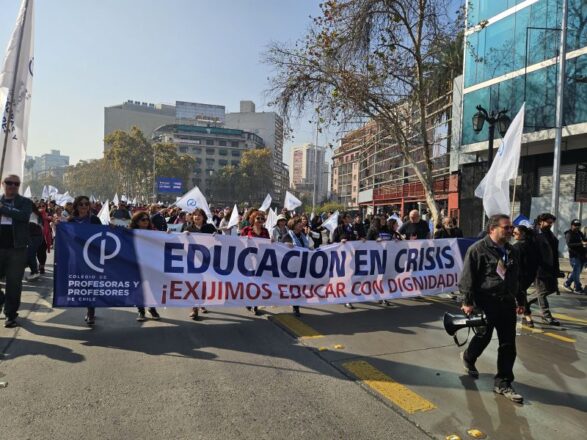 Paro de profesores por la Alameda ante las demandas de los docentes en la tramitación de su Agenda Corta.