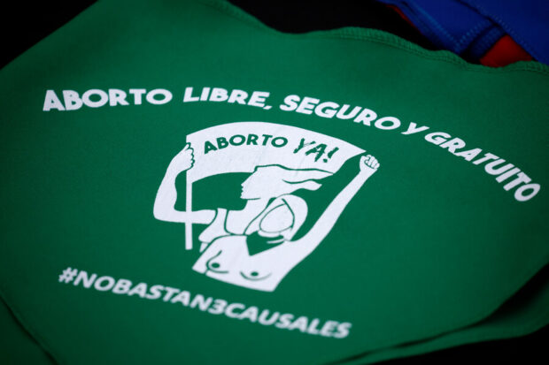 Pañoleta verde que dice "Aborto libre, seguro y gratuito. No basta con tres causales".