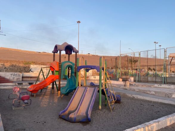 Plaza de juegos cerca de contaminación de desechos tóxicos