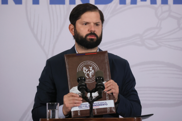 Presidente Gabriel Boric recibe informe de la Comisión para la Paz y el Entendimiento