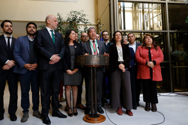 Punto de prensa de Gonzalo Duran frente a un podio, a su alrededor se encuentran distintas autoridades.