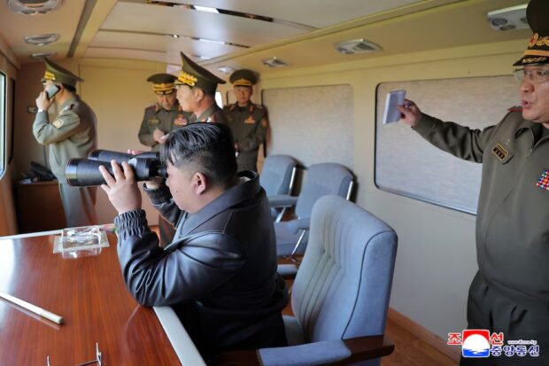Kim Jong-un supervisando los ensayos balísticos en Corea del Norte, 8 de mayo 2025