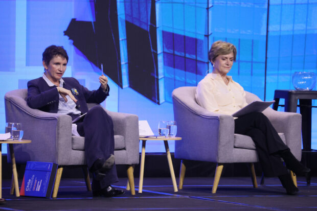 Carolina Tohá junto a Evelyn Matthei.
