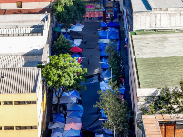 Vista aerea de calles de Barrio Meiggs, donde en algunas de estas se encuentran con una gran cantidades de toldos azules.