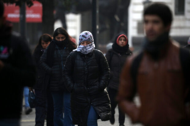 Personas caminan en la calle abrigados debido a las bajas temperaturas