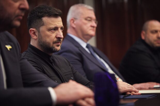 Volodomir Zelensky, presidente de Ucrania, en el fondo Andrii Sybiha, Ministro de Asuntos Exteriores de Ucrania. Vía X@ZelenskyyUa 28/05/2025