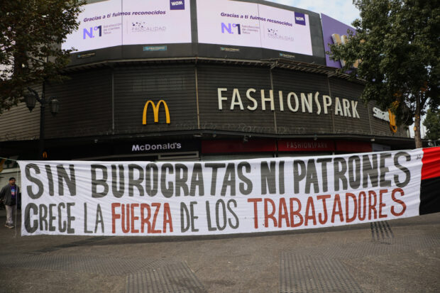 Foto referencial de la marcha convocada por la CUT por el Dia Internacional del Trabajador y Trabajadora. Foto: Dragomir. Yankovic/Aton Chile