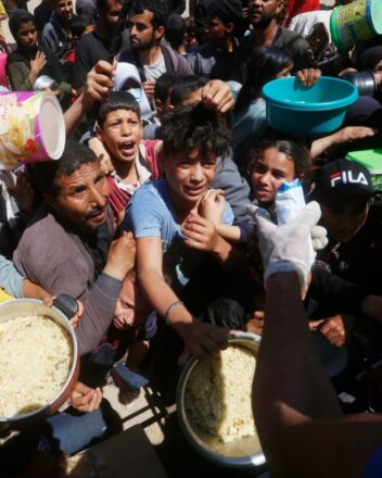 Niños de Gaza buscan el escaso alimento que hay en el enclave palestino. Foto: @UNRWA