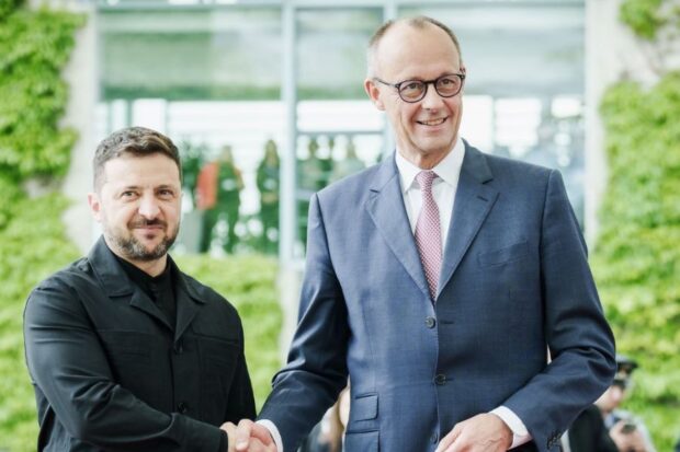 El presidente de Ucrania, Volodimir Zelensky y el canciller de Alemania, Friedrich Merz.