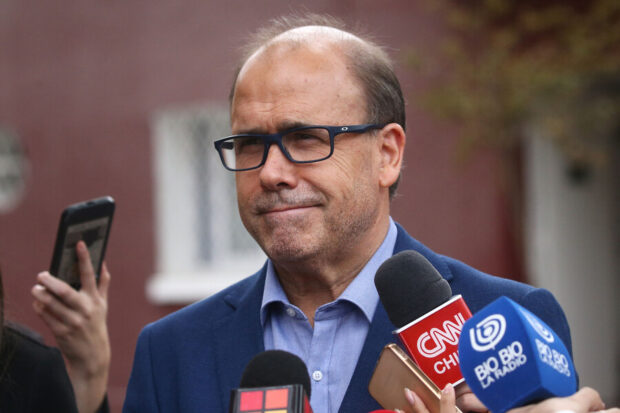 Alberto Undurraga frente a micrófonos de distintos medios de comunicación.