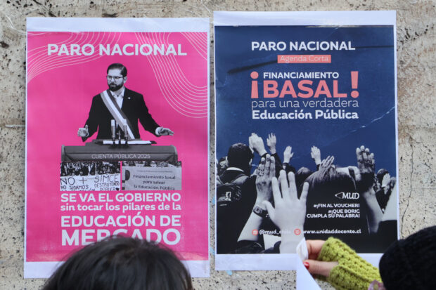 Santiago 4 de junio 2025. Se lleva a cabo una manifestacion del Colegio de Profesoras y Profesores en la primera jornada del paro nacional de 48 horas convocado por el magisterio, para exigir respuestas concretas a su Agenda Corta. Dragomir Yankovic/Aton Chile