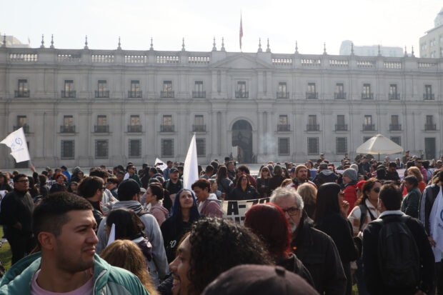 Santiago 4 de junio 2025. Se lleva a cabo una manifestacion del Colegio de Profesoras y Profesores en la primera jornada del paro nacional de 48 horas convocado por el magisterio, para exigir respuestas concretas a su Agenda Corta. Dragomir Yankovic/Aton Chile