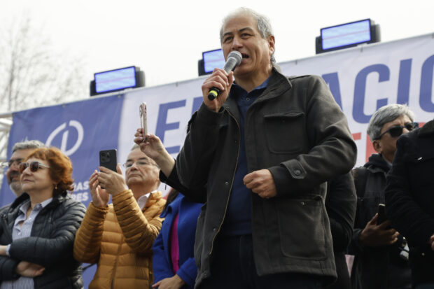 Valparaiso, 5 de junio 2025 El presidente del Colegio de Profesores, Mario Aguilar, durante el acto central en la Avenida Argentina tras la marcha de profesores en Valparaiso Sebastian Cisternas/Aton Chile