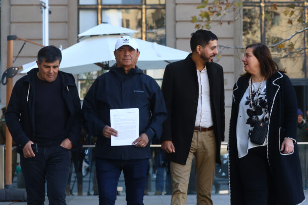 Santiago 9 de junio 2025. Pescadores artesanales llegan en caravana hasta La Moneda para entregar carta, solicitando revertir el porcentaje asignado a la merluza comun en el proyecto de ley de fraccionamiento pesquero. Jonnathan Oyarzun/Aton Chile