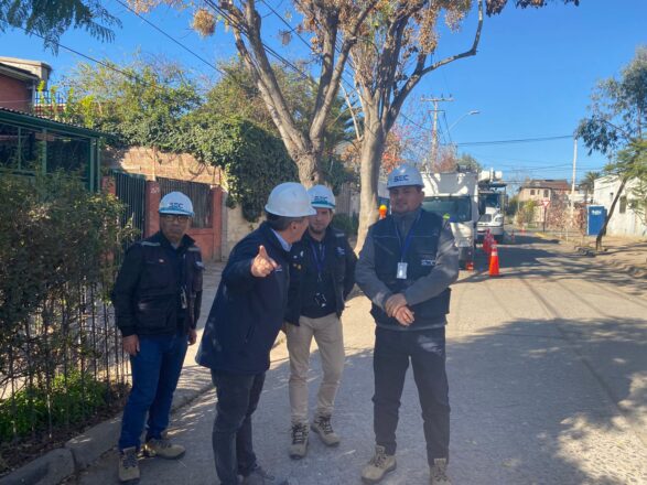 Autoridades de Gobierno supervisan cambio de tranformadores eléctricos en Recoleta previo al sistema frontal.