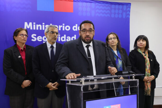 Autoridades de gobierno en un punto de prensa