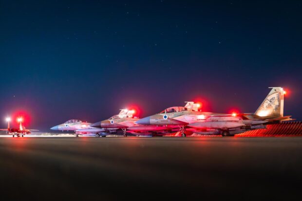 Aviones de guerra israelíes preparadose para despegar hacia Irán. Vía X@IDF 15/06/2025
