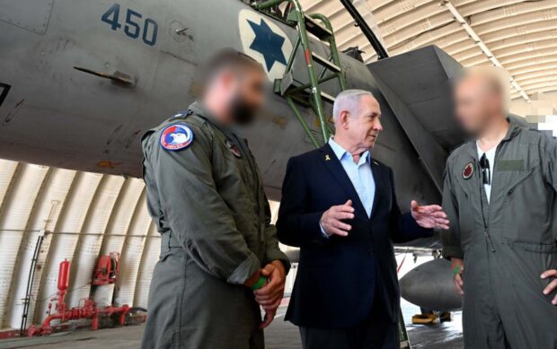 Benjamin Netanyahu, junto con pilotos de la fuerza aérea israelí. Vía X@netanyahu 16/06/2025