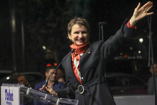 Carolina Tohá rodeada de periodistas.