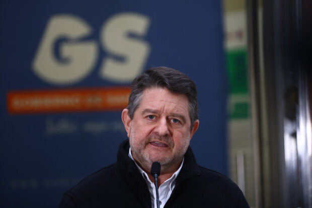 Punto de prensa de Claudio Orrego, detrás de el el logo la G y S del logo del Gobierno de Santiago en una gigantografía de fondo azul