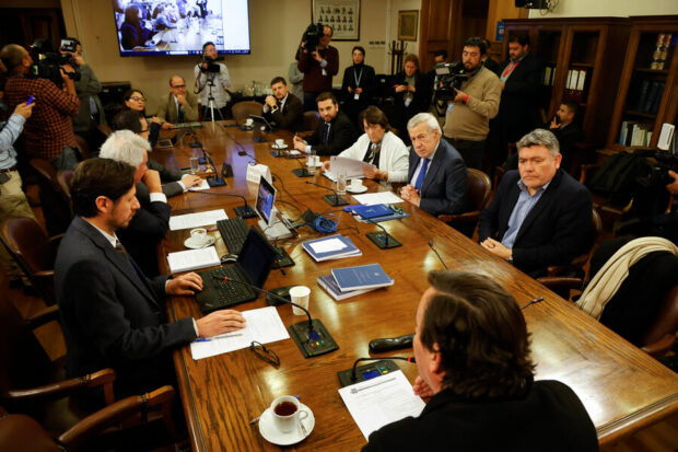 Integrantes de la Comisión de Relaciones Exteriores de la Cámara de Diputados durante sesión con la ministra de Defensa, Adriana Delpiano, en el Congreso Nacional.