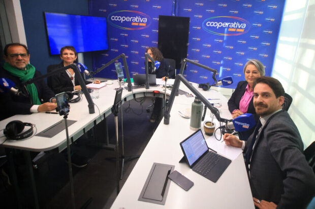 Candidatos presidenciales del oficialismo en el debate de Radio Cooperativa. Javier Salvo/Aton Chile.