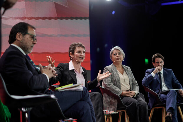 De izquierda a derecha: Jaime Mulet (FRVS), Carolina Tohá (Socialismo Democrático), Jeannette Jara (Partido Comunista) y Gonzalo Winter (Frente Amplio). Gentileza La Tercera/Via Aton Chile.