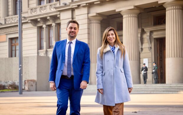 Diputados Daniel Manouchehri y Daniella Cicardini llegan hasta el Palacio de Tribunales para ingresar una carta dirigida a la Corte Suprema.