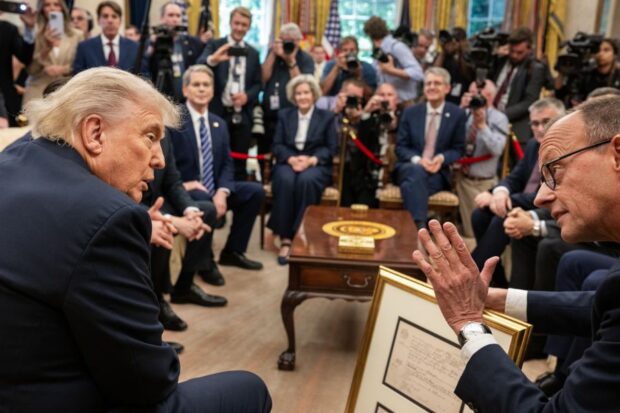 El canciller alemán, Friedrich Merz, le regaló a Donald Trump el certificado de nacimiento de su abuelo.