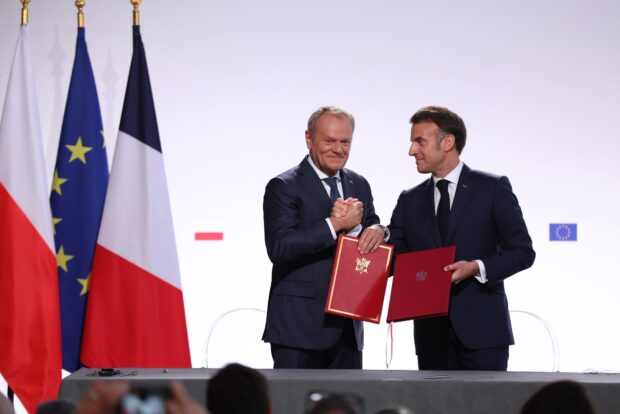 Donald Tusk, primer ministro de Polonia junto con Emmanuel Macron, presidente de Francia