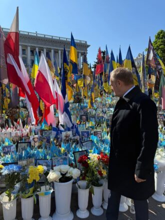 Donald Tusk, primer ministro polaco, visita el memorial a los caidos en la guerra de Ucrania. Vía X@donaldtusk 10/05/2025