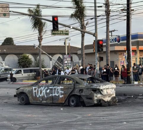 Imágen de un auto incendiado con la consigna Fuck ICE, en Los Ángeles. Vía X @USNationalGuard