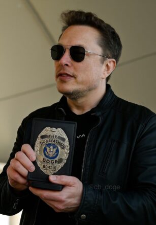Imágen generada por IA, muestra a Elon Musk como polícia miembro del DOGE. Vía X @elonmusk